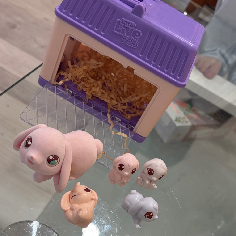 Little Live Pets set toys
